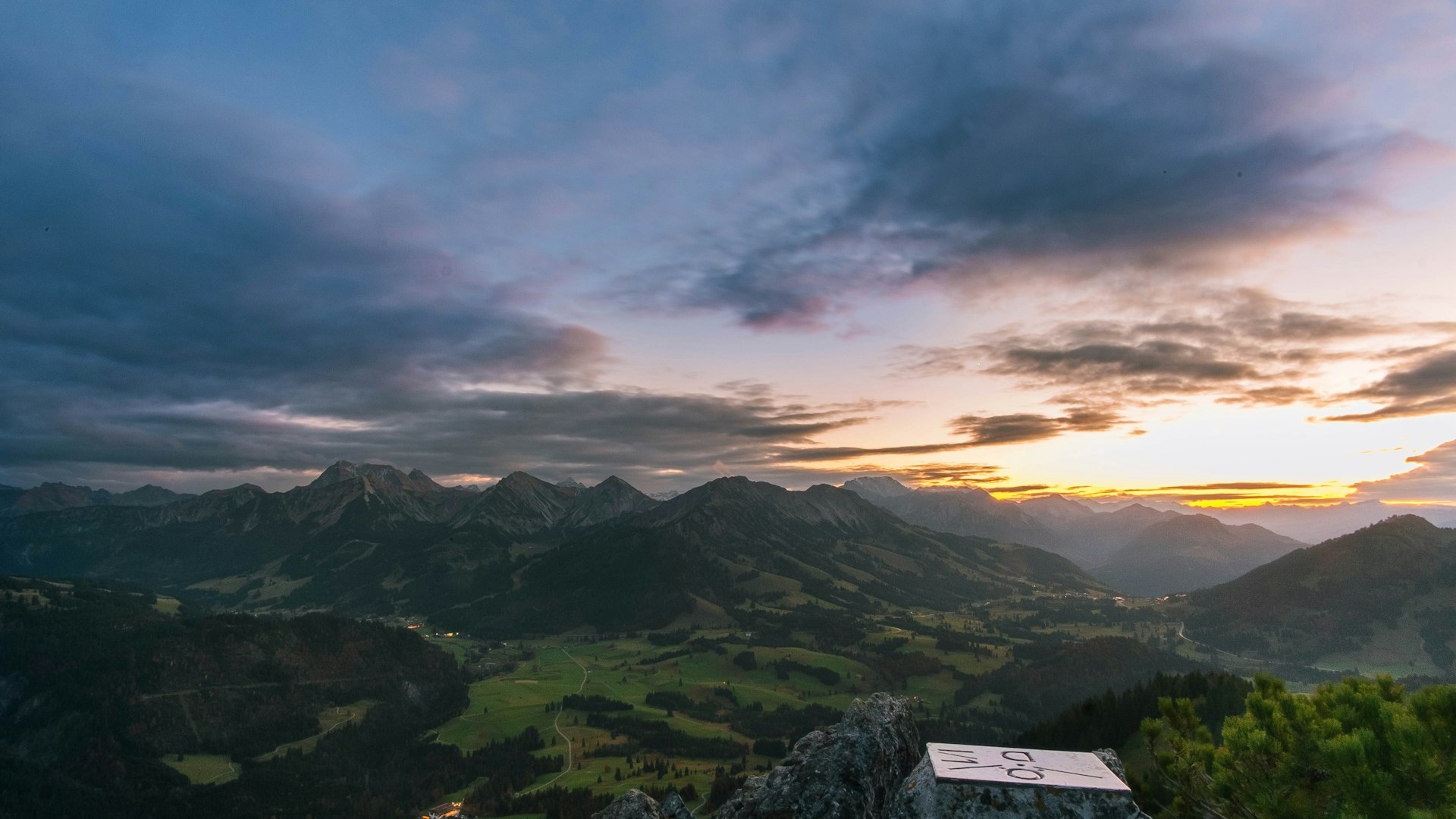 Teilnehmer bei einem Alpinkurs auf einem Grat mit Blick auf die Allgäuer Alpen