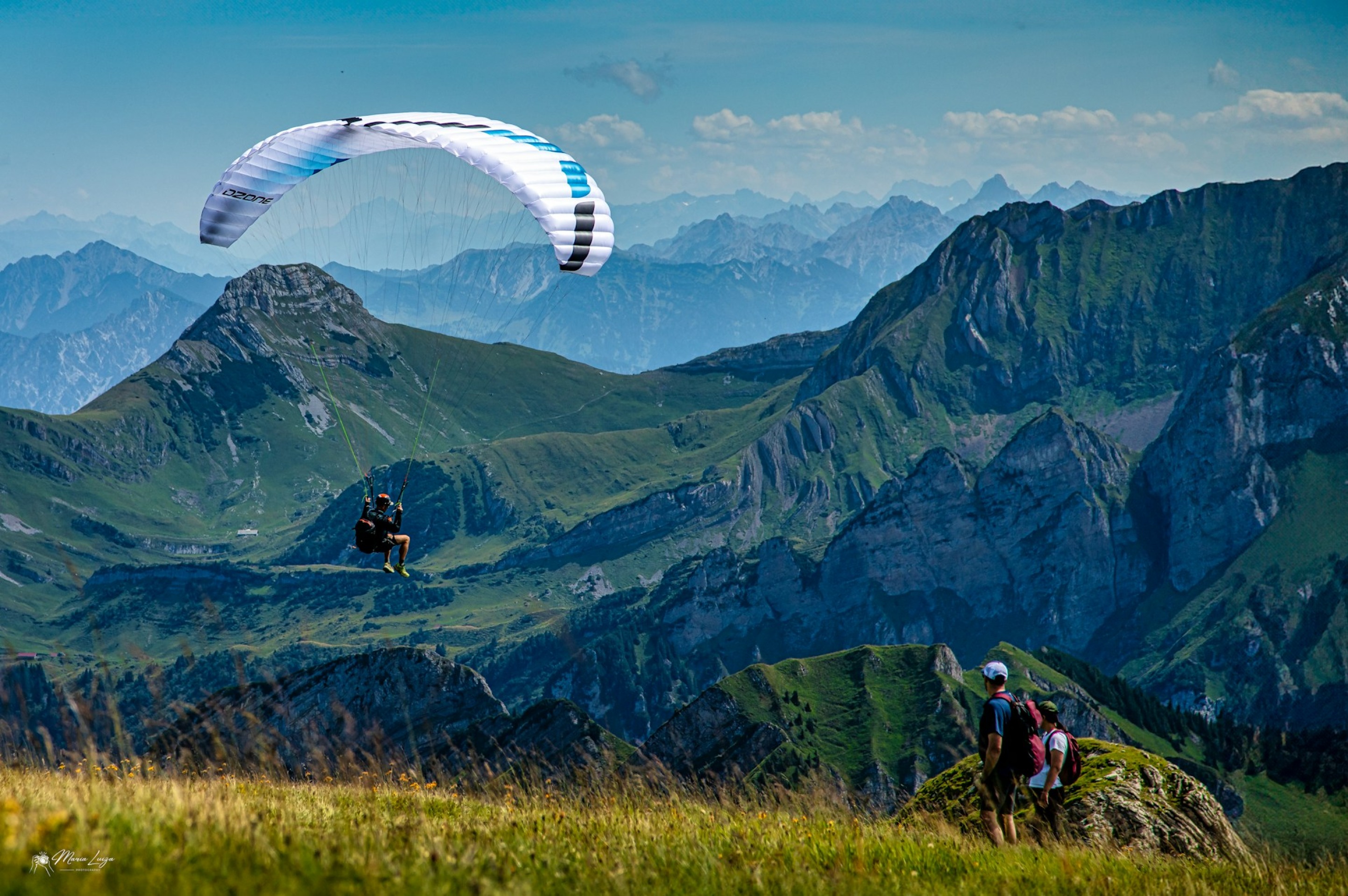 Gleitschirmpilot in den Alpen