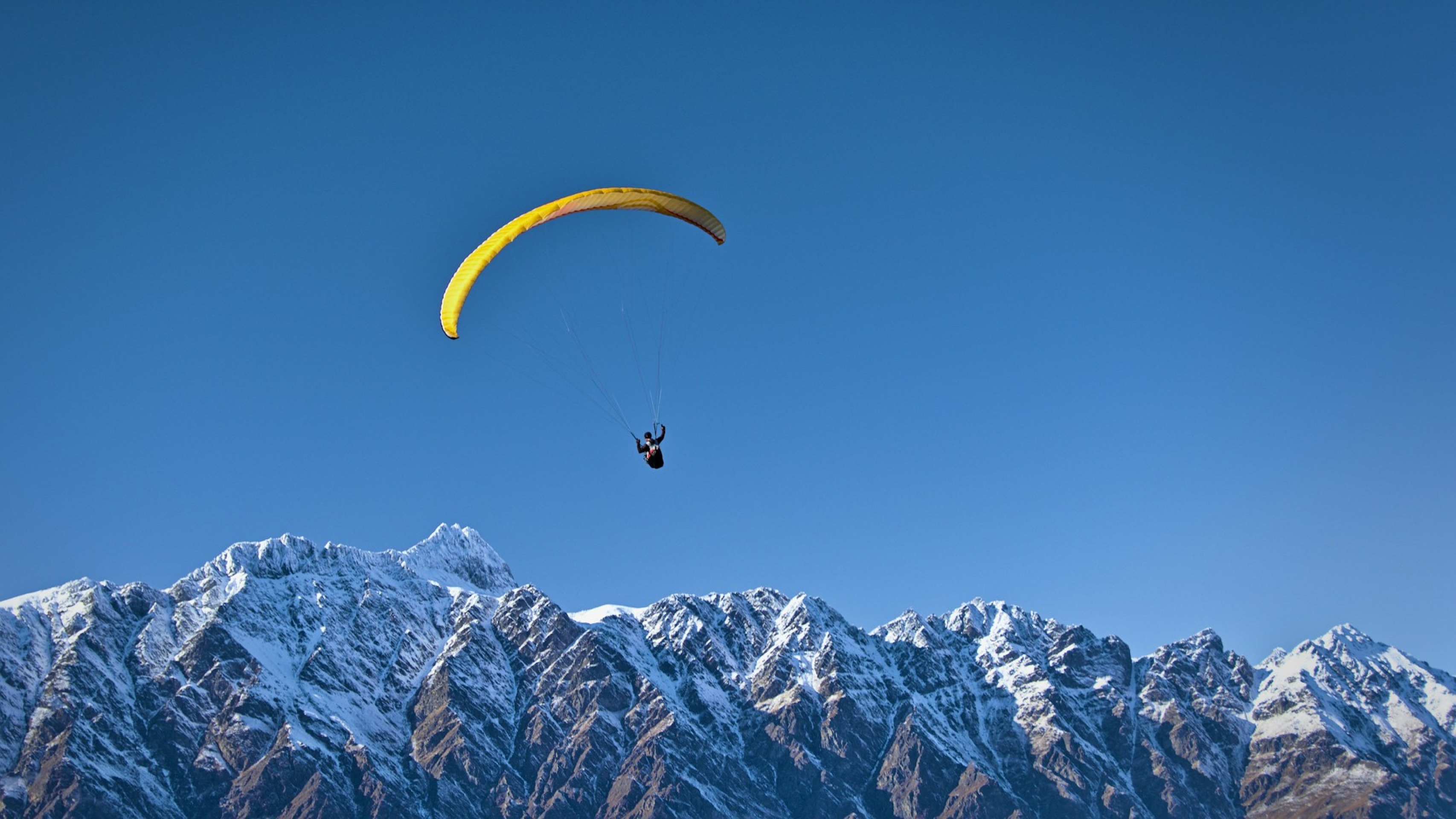 Gleitschirmflieger vor Alpenpanorama